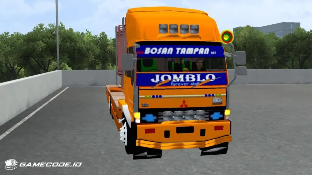 tampilan truk fuso muatan tangki gas dari depan