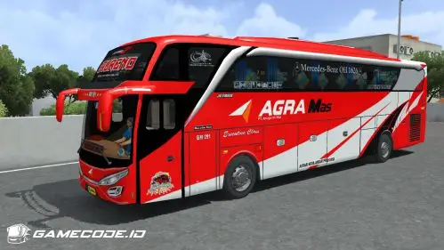 Bus merah-putih dengan tulisan Agra Mas dan kaca samping bertuliskan Mercedes-Benz